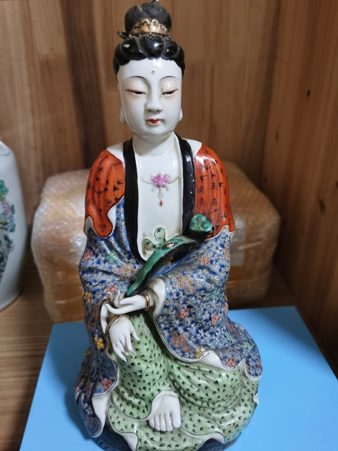 古玩陶瓷粉彩人物塑像真品鑒賞圖