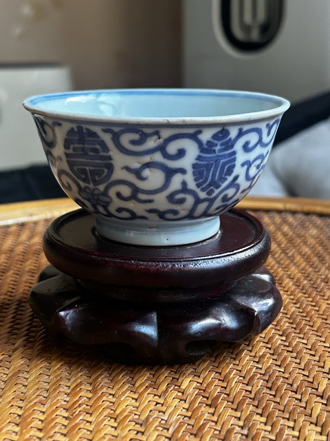 古玩陶瓷花間壽字紋青花小碗真品鑒賞圖