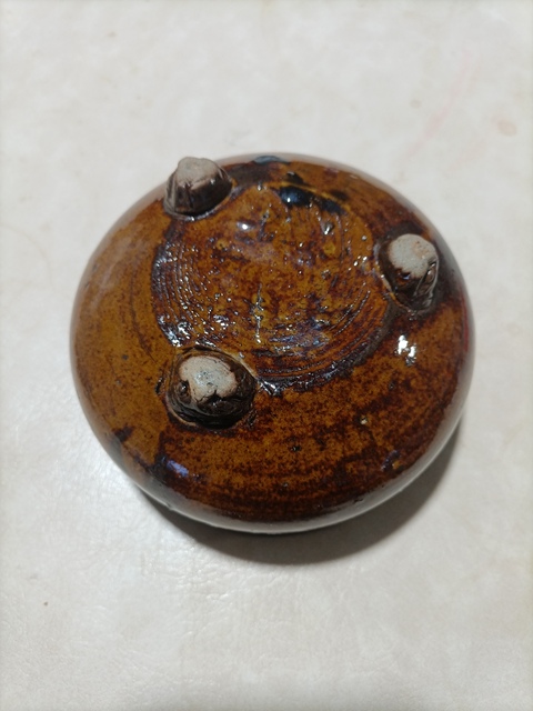 古玩陶瓷醬釉三足爐真品鑒賞圖