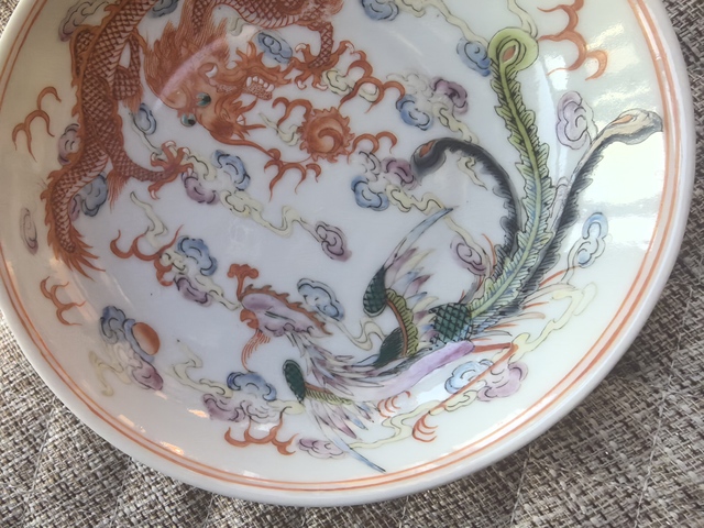 古玩陶瓷龍鳳紋粉彩盤真品鑒賞圖