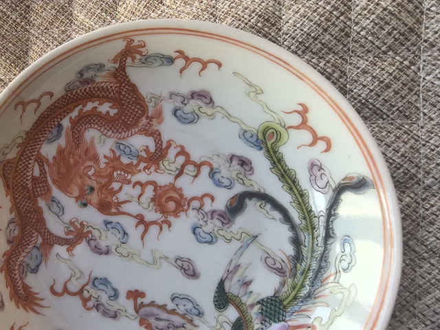 古玩陶瓷龍鳳紋粉彩盤真品鑒賞圖