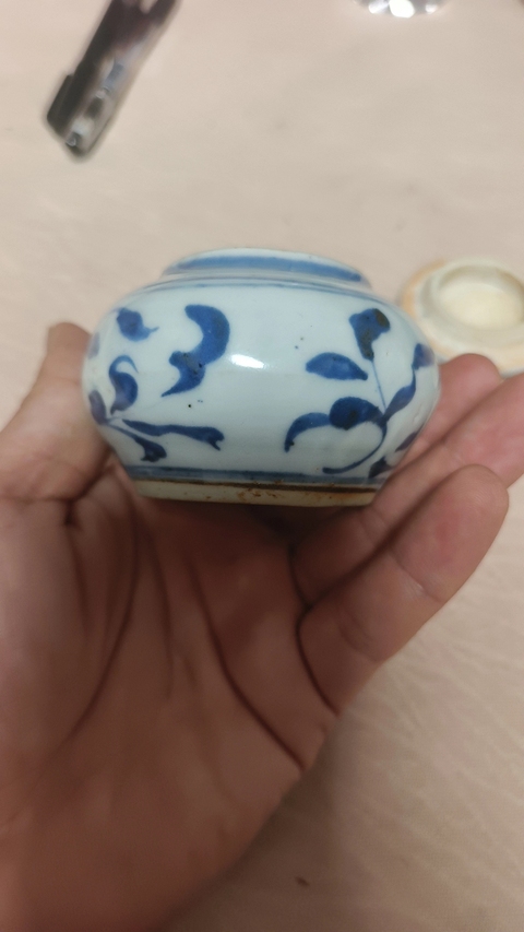 古玩陶瓷青花花卉紋蓋罐真品鑒賞圖