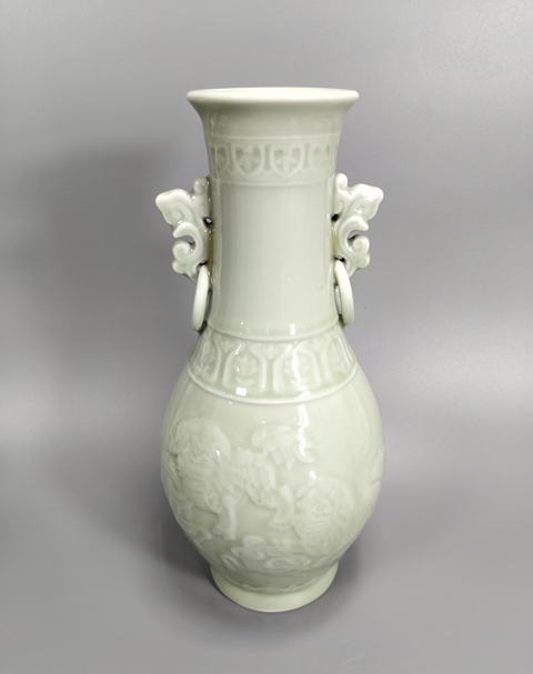 古玩陶瓷豆青釉獅子滾銹球紋雙耳瓶真品鑒賞圖