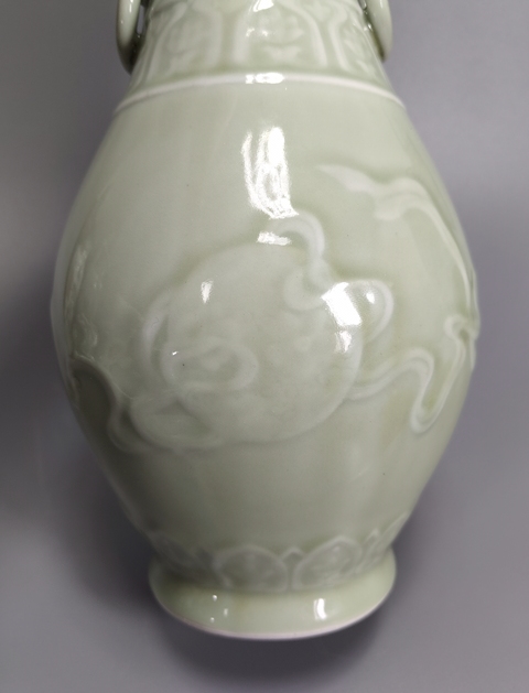 古玩陶瓷豆青釉獅子滾銹球紋雙耳瓶真品鑒賞圖