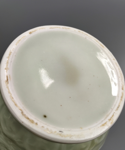 古玩陶瓷豆青釉獅子滾銹球紋雙耳瓶真品鑒賞圖