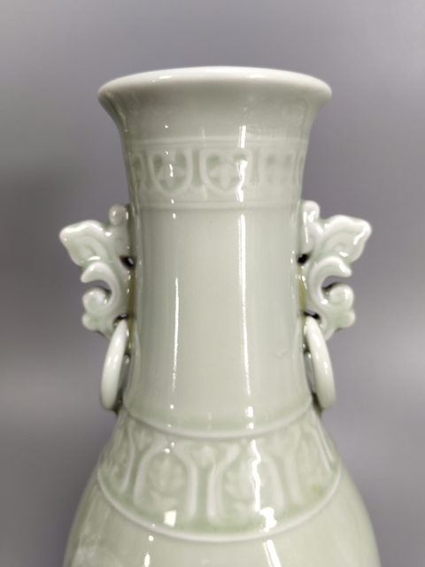 古玩陶瓷豆青釉獅子滾銹球紋雙耳瓶真品鑒賞圖