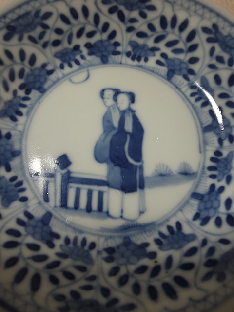 古玩陶瓷晚清青花侍女圖盤真品鑒賞圖