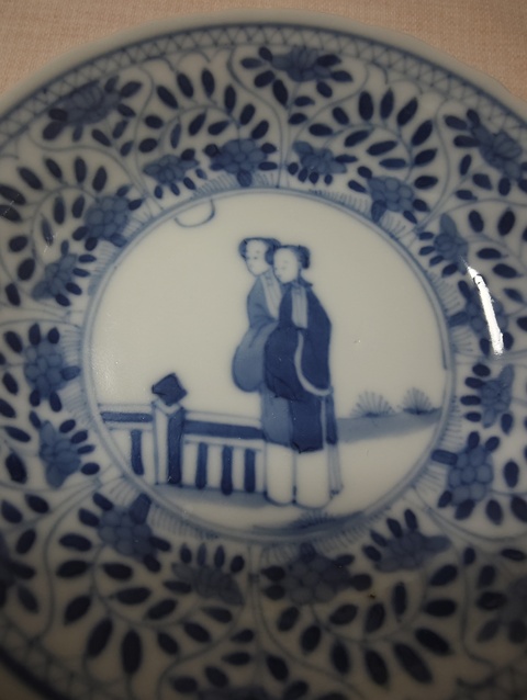 古玩陶瓷晚清青花侍女圖盤真品鑒賞圖
