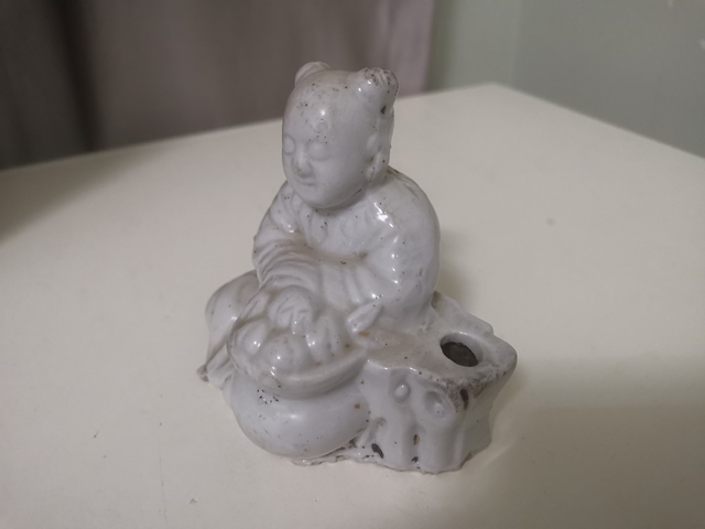 古玩陶瓷解放初期白釉童子筆插真品鑒賞圖