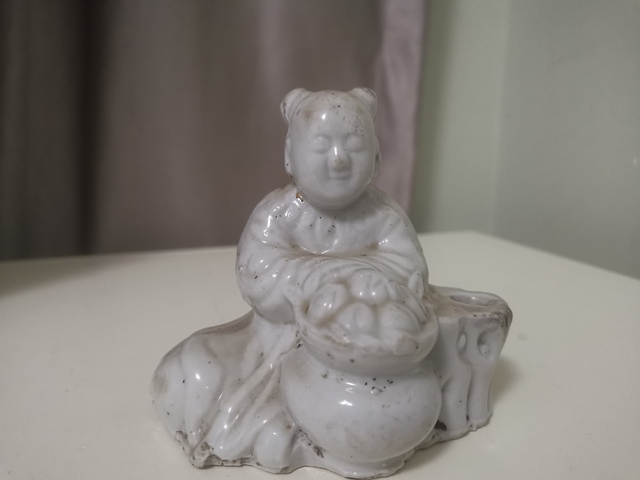 古玩陶瓷解放初期白釉童子筆插真品鑒賞圖