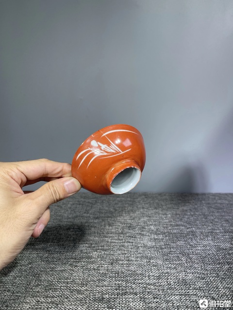 古玩陶瓷珊瑚紅留白蘭花紋茶圓真品鑒賞圖
