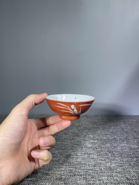 古玩陶瓷珊瑚紅留白蘭花紋茶圓真品鑒賞圖