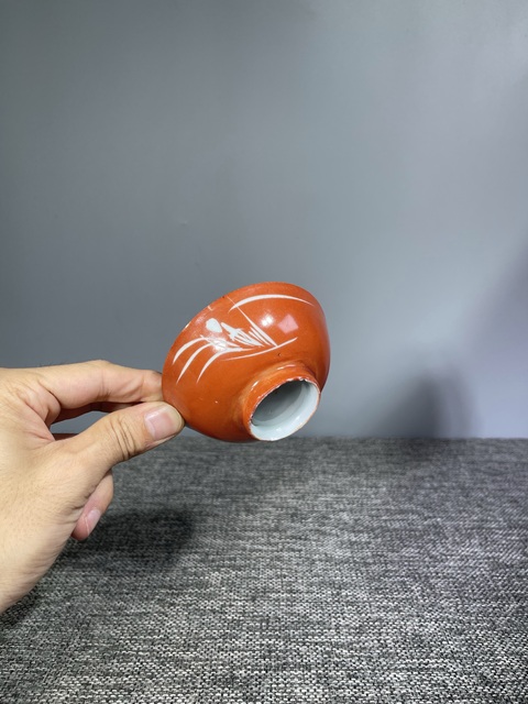古玩陶瓷珊瑚紅留白蘭花紋茶圓真品鑒賞圖