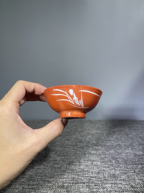 古玩陶瓷珊瑚紅留白蘭花紋茶圓真品鑒賞圖