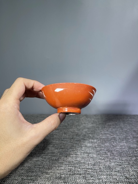 古玩陶瓷珊瑚紅留白蘭花紋茶圓真品鑒賞圖