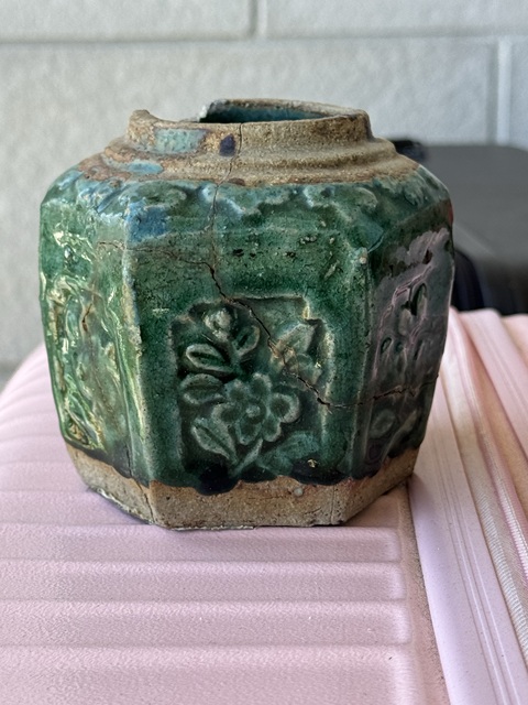 古玩陶瓷綠釉花卉紋罐真品鑒賞圖