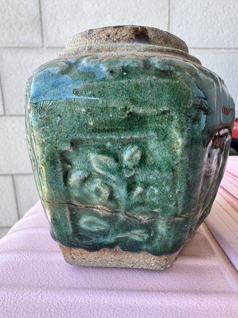 古玩陶瓷綠釉花卉紋罐真品鑒賞圖