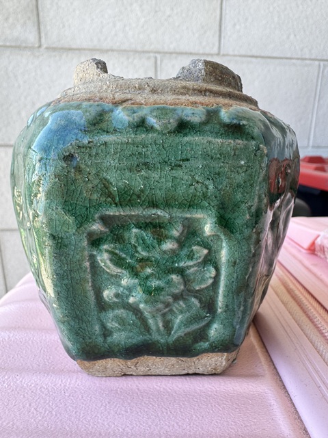古玩陶瓷綠釉花卉紋罐真品鑒賞圖