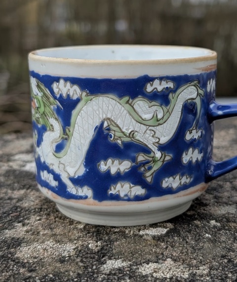 古玩陶瓷粉彩雙龍戲珠紋把杯真品鑒賞圖