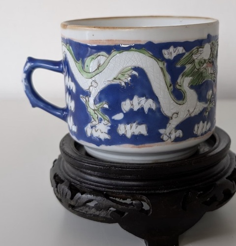 古玩陶瓷粉彩雙龍戲珠紋把杯真品鑒賞圖