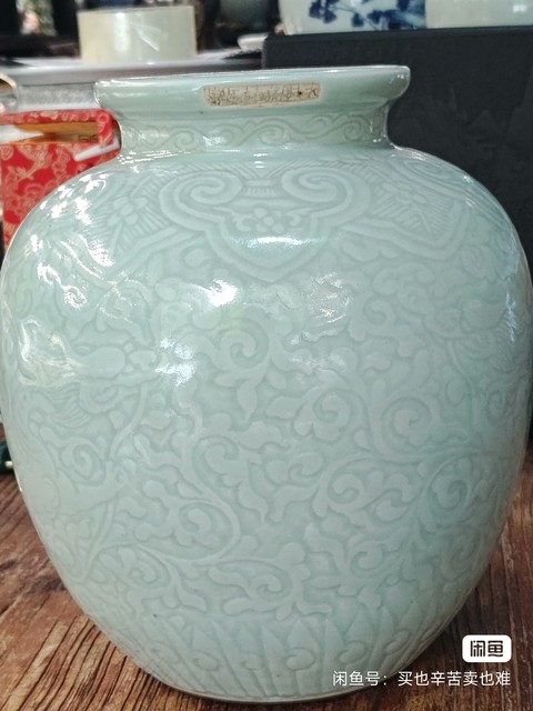 古玩陶瓷豆青釉刻龍紋太白罐真品鑒賞圖