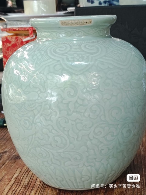 古玩陶瓷豆青釉刻龍紋太白罐真品鑒賞圖