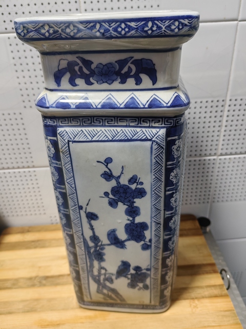 古玩陶瓷花卉紋青花瓶真品鑒賞圖