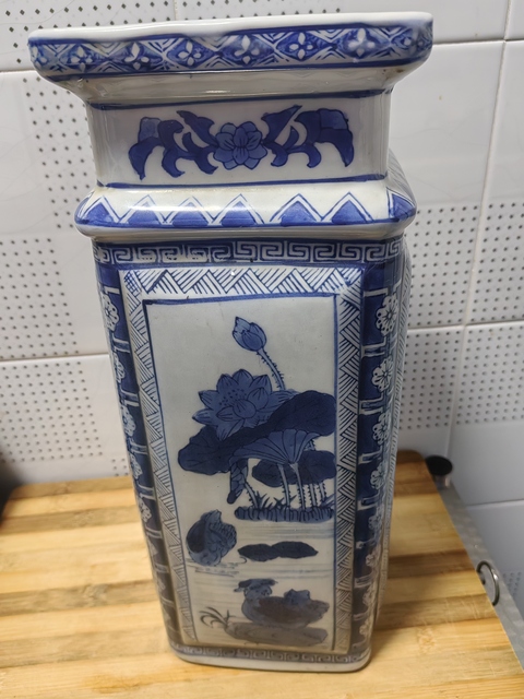 古玩陶瓷花卉紋青花瓶真品鑒賞圖