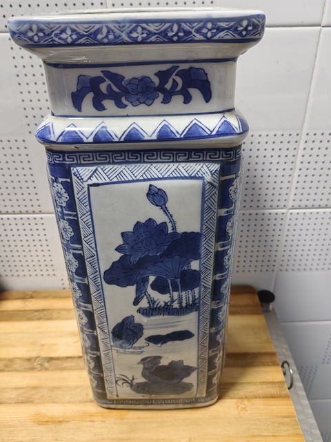 古玩陶瓷花卉紋青花瓶真品鑒賞圖