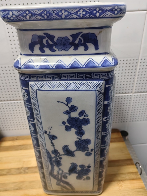 古玩陶瓷花卉紋青花瓶真品鑒賞圖