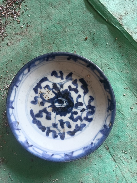 古玩陶瓷花卉紋青花盤真品鑒賞圖