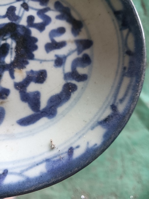 古玩陶瓷花卉紋青花盤真品鑒賞圖