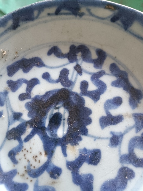 古玩陶瓷花卉紋青花盤真品鑒賞圖