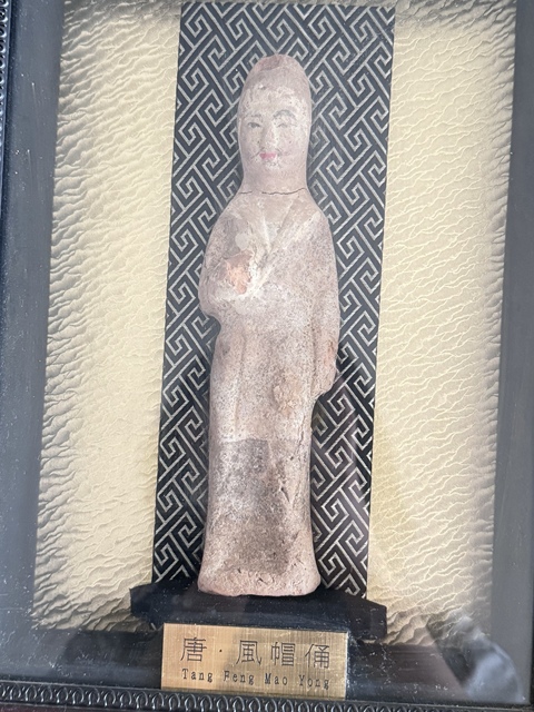 古玩陶瓷唐代風帽俑真品鑒賞圖