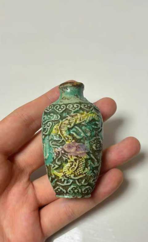 古玩陶瓷龍鳳紋鼻煙壺真品鑒賞圖