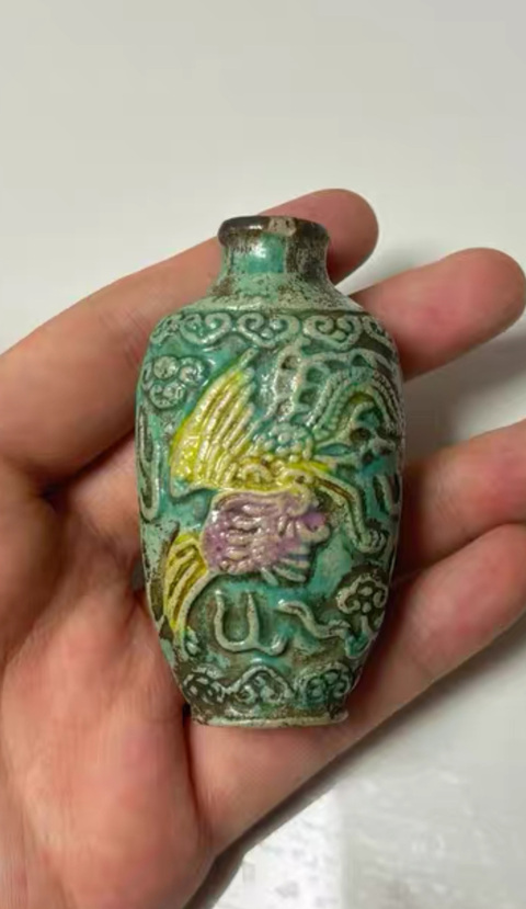 古玩陶瓷龍鳳紋鼻煙壺真品鑒賞圖