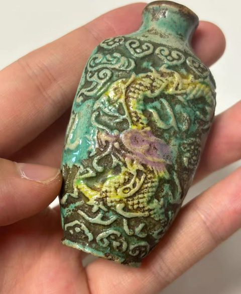 古玩陶瓷龍鳳紋鼻煙壺真品鑒賞圖