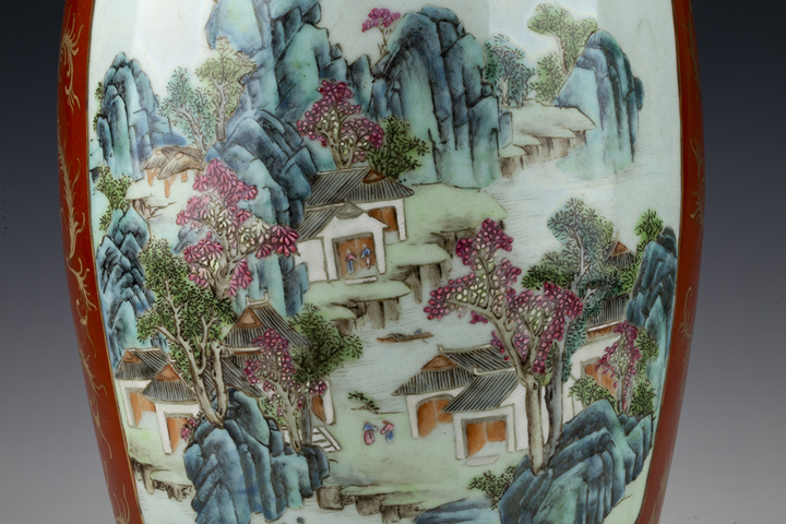 古玩陶瓷清乾隆·珊瑚紅地描金開窗粉彩人物紋撇口瓶拍賣,當前價格134431元