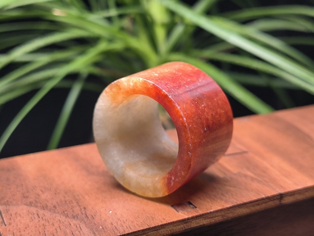 古玩玉器清代翡翠雕“素紋扳指”拍賣,當(dāng)前價格1900元