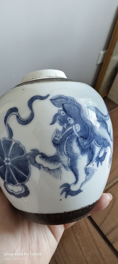 古玩陶瓷青花鐵銹釉飄帶繡球獅子紋罐真品鑒賞圖