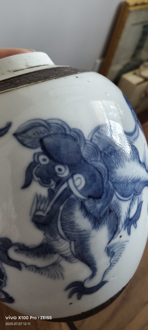 古玩陶瓷青花鐵銹釉飄帶繡球獅子紋罐真品鑒賞圖