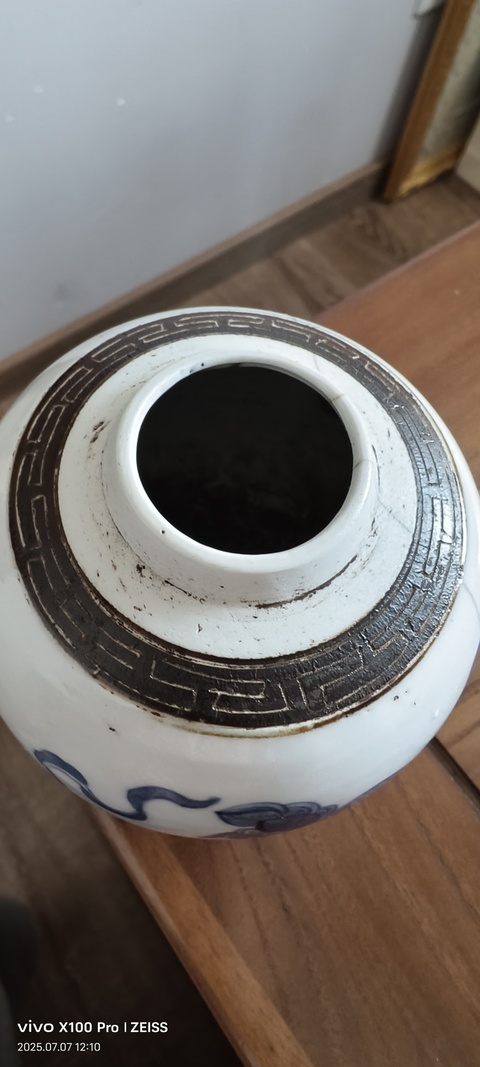 古玩陶瓷青花鐵銹釉飄帶繡球獅子紋罐真品鑒賞圖