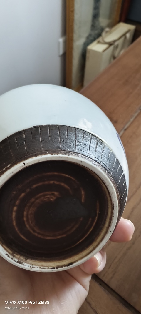 古玩陶瓷青花鐵銹釉飄帶繡球獅子紋罐真品鑒賞圖