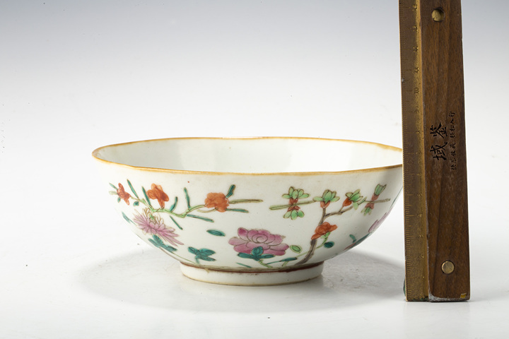 古玩陶瓷清晚·粉彩四時花卉紋碗真品鑒賞圖