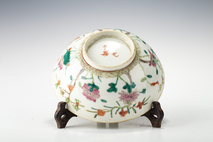 古玩陶瓷清晚·粉彩四時花卉紋碗真品鑒賞圖