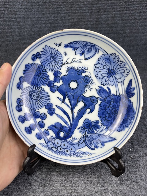 古玩陶瓷青花洞石花卉紋盤真品鑒賞圖