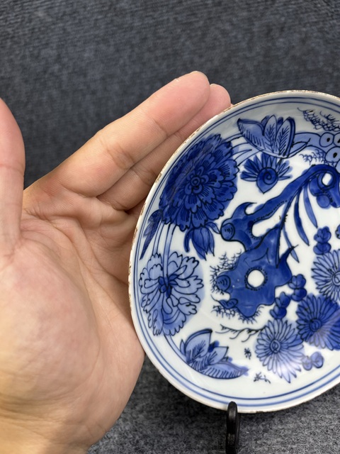 古玩陶瓷青花洞石花卉紋盤真品鑒賞圖
