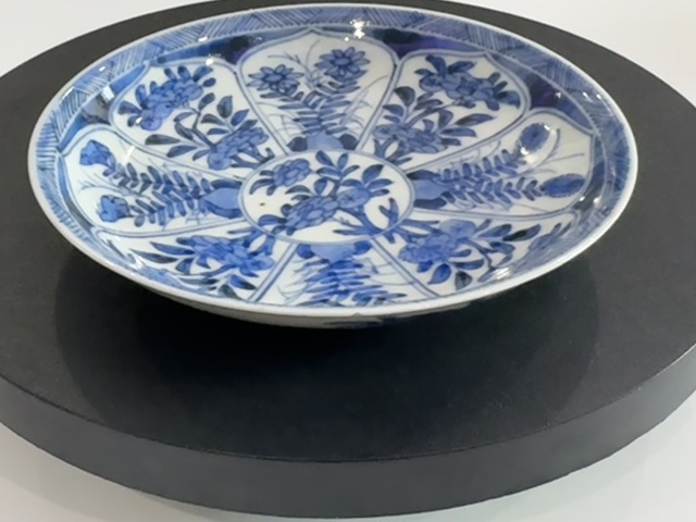 古玩陶瓷花卉紋青花盤真品鑒賞圖
