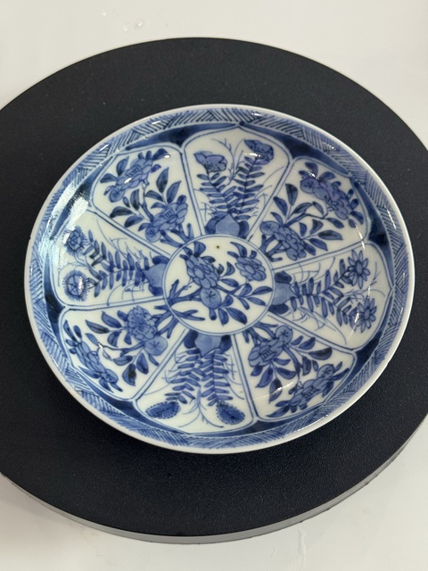 古玩陶瓷花卉紋青花盤真品鑒賞圖