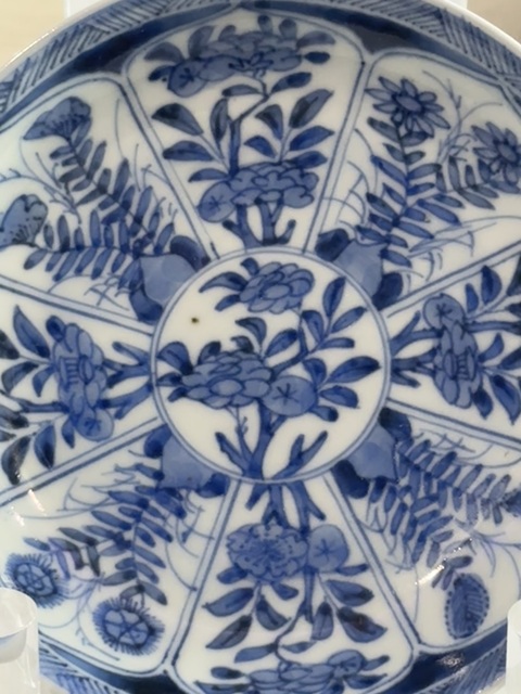 古玩陶瓷花卉紋青花盤真品鑒賞圖